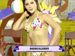 Iniciamos con el desfile de las chicas en este combate bajo el sol