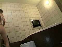 熟女日本人義母が息子じゃない男からシャワー浴びでフェラ中出し！