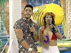 Iniciamos con el desfile de las chicas en este combate bajo el sol