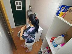 يا إلهي، أنا أدق هذه الخادمة اللاتينية ذات الصدر الكبير والحلمات المثقوبة على آلة الغسيل 😏 كس مبلل مص وأكشن ميشناري!!