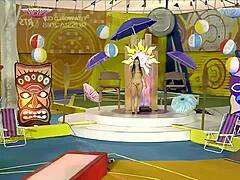 Iniciamos con el desfile de las chicas en este combate bajo el sol