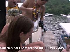 Flasho il mio corpo nudo alla festa delle coeds arrapate al lago degli Ozarks.