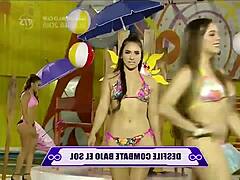 Iniciamos con el desfile de las chicas en este combate bajo el sol