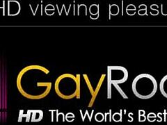 嘿，看这肌肉男为他最好的朋友张开屁股准备鸡巴行动！