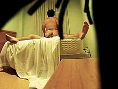 히든캠으로 뚱뚱한 커플이 오럴 섹스와 블로우잡 하는 걸 엿봐. 그들이 쿰샷이 모든 걸 덮을 때까지 박아