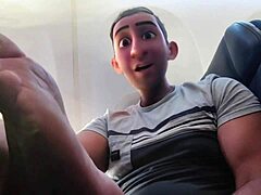 Gejevski očim leti visoko, opušča sramežljivost za drzno zunanje zabavo