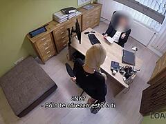 Гледай как агент от Loan4k се навежда над бюрото за офисно догистайл ебане в замяна за пари!