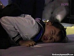 日本人美女の指マンが4Pファックに発展 後背位とザーメン発射