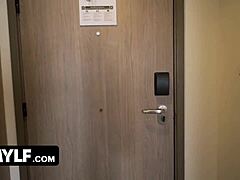 感謝するイギリス人ミルフの汚いフランキーがホテルでパンティを脱いでフェラと口内射精 on shag street 😏💦