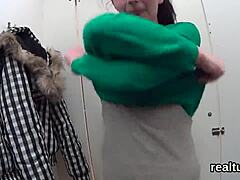 Cesur Çek genç kız yırtılır ve sertçe siker