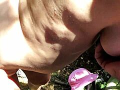 חבר זיין לוקח אישה החוצה מעל השער לאתגר