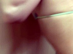 Erica Fontes hunkert naar dubbele penetratie als anaal verslaafde in glamour cheerleader outfit met groepsactie.