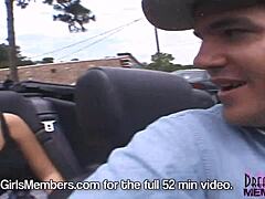 cítím se tak volně a vzrušeně, když jezdím nahoře bez trička s tou horkou blondýnou v kabrioletu venku