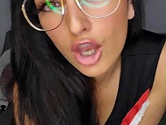 Paras kokoelma Claudia Bavelin märästä vittusta kotitekoisessa softcore-solossa stripteaseilla ja runkkausohjeilla