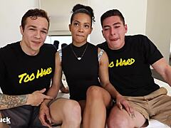 直男啦啦队长被QB1操，还和他的骚逼闺蜜一起，在狂野MMF双性恋群交中。口交和肛交后射精满天飞。