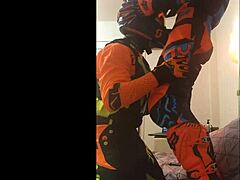 嘿，试过同性越野摩托口交，全副装备？