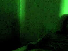 ¿Por qué madrastra comparte cama con no hijo viendo 50 Sombras, llevando a buceo de coño en lencería y charla sucia?