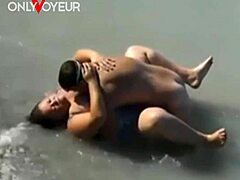 Voyeur afortunado en playa atrapa a sirena BBW enseñando tetas grandes en sexo público.