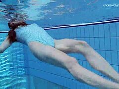 Ana Netrebko skida kupaći kostim otkrivajući male 18+ sise pored bazena