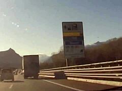 איטלקית חובבנית מתאננת עם צעצועים על וובקאם בבית