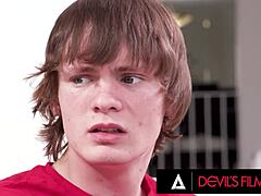 Рыжая мачеха с большой грудью Лорен Филлипс жаждет грубого анала!