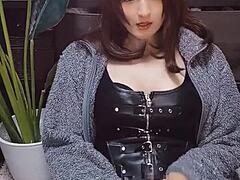 Aranyos ázsiai crossdresser macskafülben egyedül maszturbál farkat. Ladyboy seggbaszás anális játékkal a shemale videóban személyes felvételről.