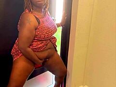 Nookiescookies squirts outdoors in public