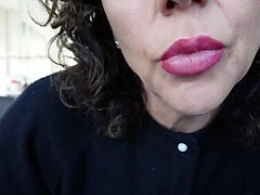 Smuk krøllet brunette stedmor kommer dristigt hjem for intens sjusket blowjob action med amatører.