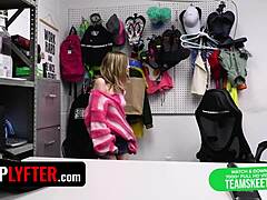 LPO despelota a pobre ladrona y le dedos el coño con excusa de buscar más mercancía escondida.