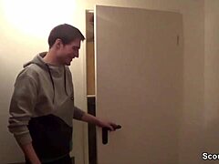 Nemški sin ujame mačeho s teto in jih jebe v hardcore trojčku