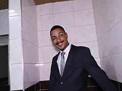 Fudendo o funcionário do banheiro!