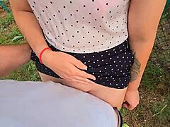 Stepbror og stepsøster hjælper hinanden til at komme på trusser.