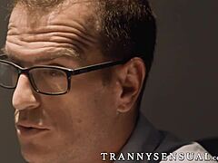 Travesti peituda Aspen Brooks dá boquete e foda anal na detetive africana curvilínea durante interrogatório