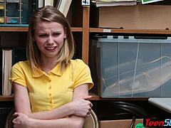 Плачущая миниатюрная 18+ русская молодуха-воровка в униформе наказана минетом и трахом сисек