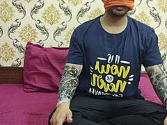 Bekijk deze Indiase desi stiefmoeder met grote borsten helpen haar stiefzoon stoppen met roken! Ze geeft hem sensueel plezier in Hindi rolspel.