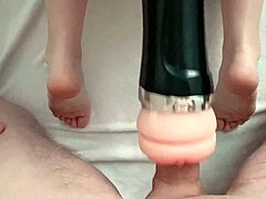 Девственная сводная сестра исследует близость со сводным братом, приводя к интенсивному освобождению с помощью машины