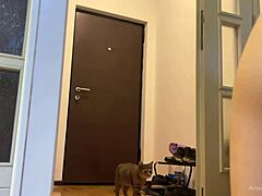 Zdjęła majtki dla dostawcy jako nagi prezent