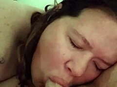 Slutslave1975 se simte atât de încântată și excitată în timp ce suge pula retro cu pasiune.