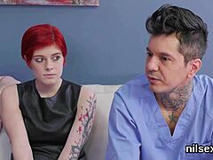 Böses Teen 18+ ins Arschloch Irrenhaus gebracht für schmerzhafte Analtherapie mit Deepthroat und Ass to Mouth.