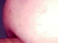 Nézem, ahogy a szexi kocka Samanta dildóval kényezteti Sonját