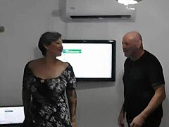 Prijateljica ljubi, da ji odprejo ritko široko z analnim prstovanjem in ass to mouth fetišem