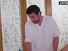 Speciální vánoční masáž se změní v smyslný sex - Letsdoeit