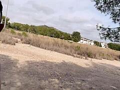 Veľký chuj študent vystrieka tvrdý na verejnej ceste vonku