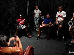 Fille Naturelle aux Gros Seins Avale du Sperme dans une Gangbang avec des Hommes