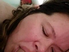 Slutslave1975 так взволнована и возбуждена, пока страстно сосёт тот ретро-хуй