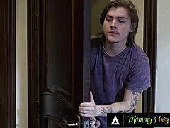 MILF de peitos grandes Lauren Phillips pega o enteado bisbilhoteiro checando sua gaveta de sexo privada com brinquedos