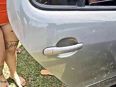 Blondína dostane bareback sratie v zadku a piči od troch chlapov v aute s kamarátkou počas divokej sexuálnej relácie