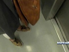 Belle-tante touche ma bite en train public par erreur, frottement tabou