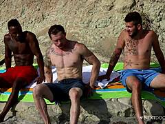 Neden büyük yaraklı ırklararası kondomsuz grup seks'e favori oğlanlarla katılmıyorsun?