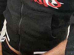 سفادة تتكشف في حمام الجيم مع هؤلاء الرجال يدفعون الأدرينالين من خلال متعة عامة خارجية شفافة